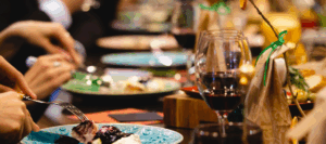 Dinner mit einem Glas Wein in einem Resaturant