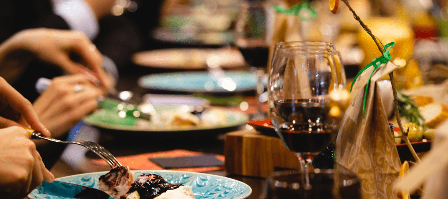 Dinner mit einem Glas Wein in einem Resaturant